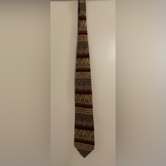 Vintage NYC Metropolitan Museum of Art 100% Silk Tie - Gold & Burgundy - The Met - Picture 4 of 4